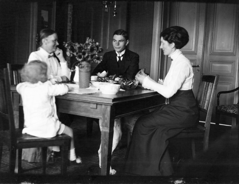 Agnes Stenberg, med barnen Axel Stenberg, Ingeb...