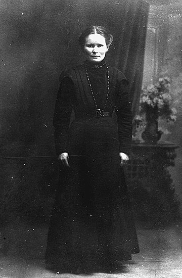 Porträtt av Elsa Nilsson, telefonist i Hälla.
