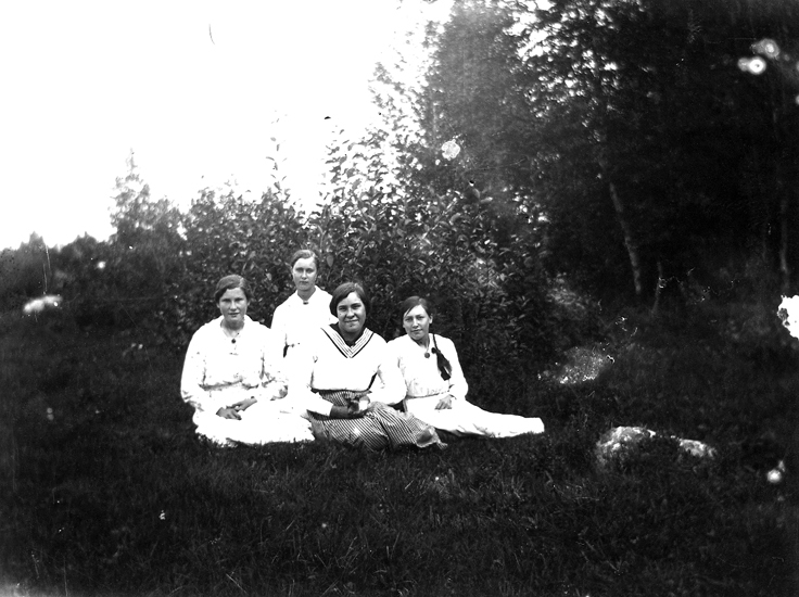 Troligen flickor från Östra Ormsjö. Omkring 1920.
