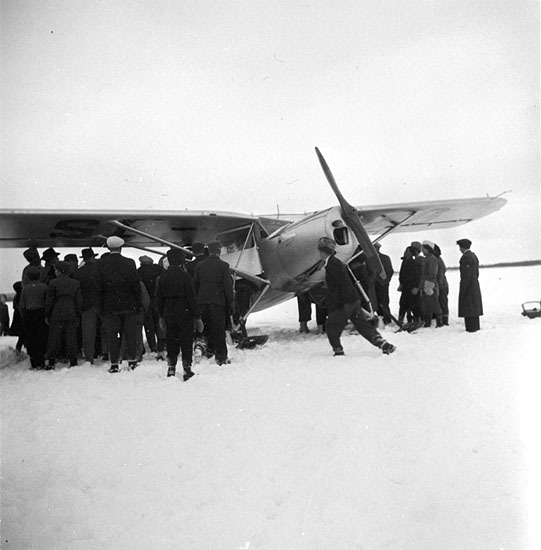 Ett flygplan på Malgomajs is för första gången,...