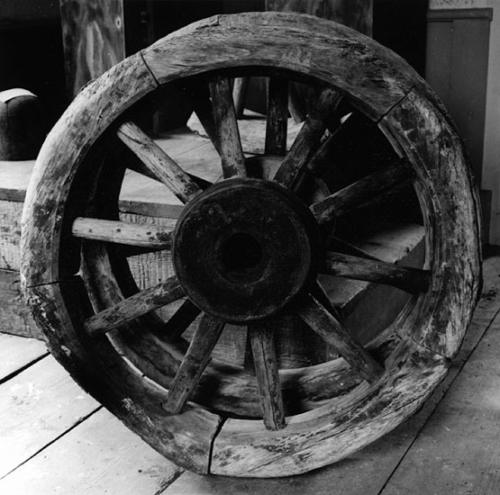 Trähjul, diameter 840 mm.