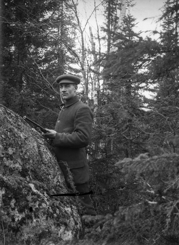 Hjalmar Nilsson på jakt i skogen.