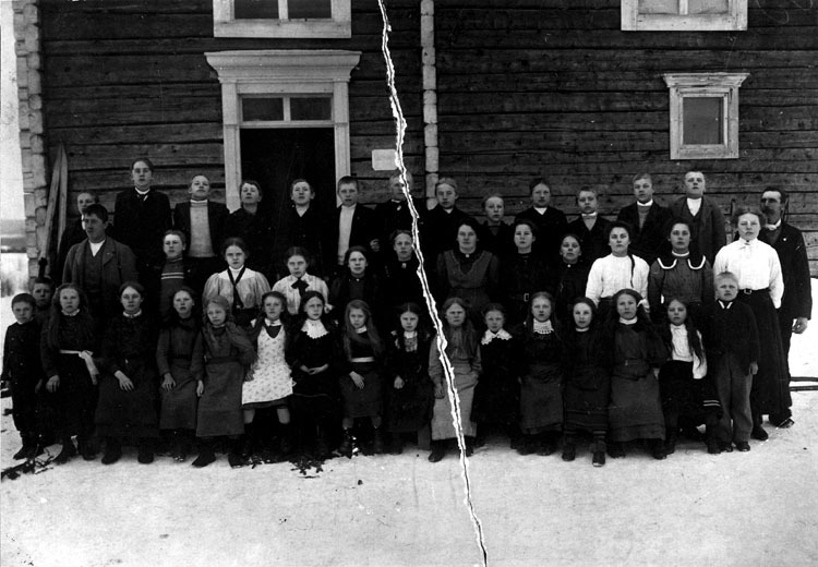 Gamla skolan med skolelever och lärare 1910.