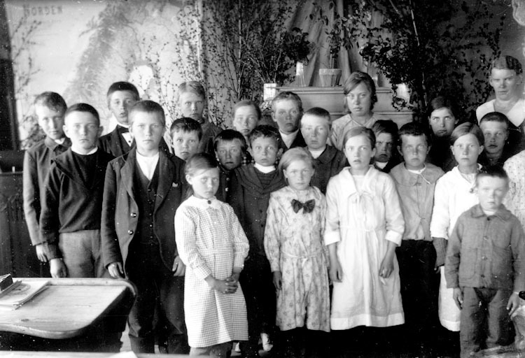 Skolklass fotograferad 1922 eller 1923. Lärarin...