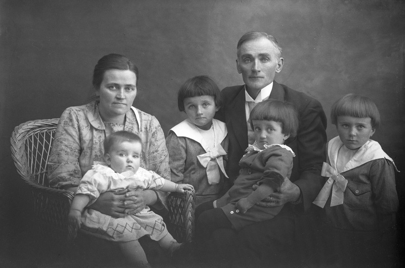 Oskar Bäckström med familj, Gräsmyr. Fru Johann...