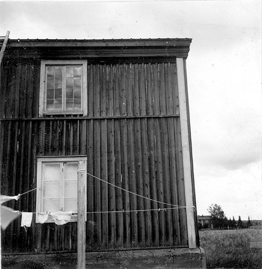 Perssons gård, före detta gästgiveri. Märk vind...