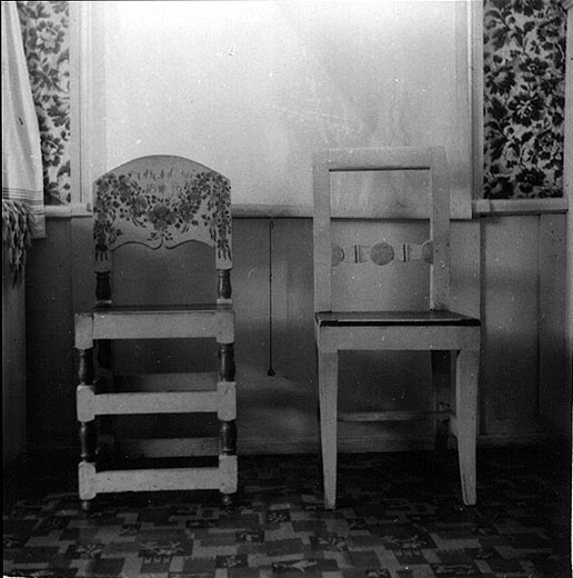 Två stolar i köket i Gammelfolkstugan.