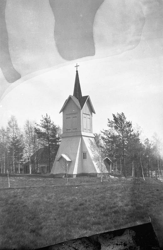 Klockstapeln vid Tavelsjö kyrka.