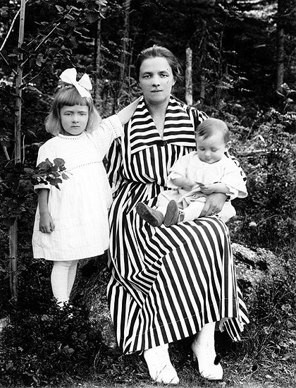 Till vänster: Ingrid Johansson, född 1917, gift...