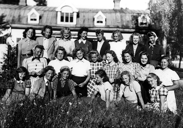 Gruppbild av unga kvinnor, juni 1943.
