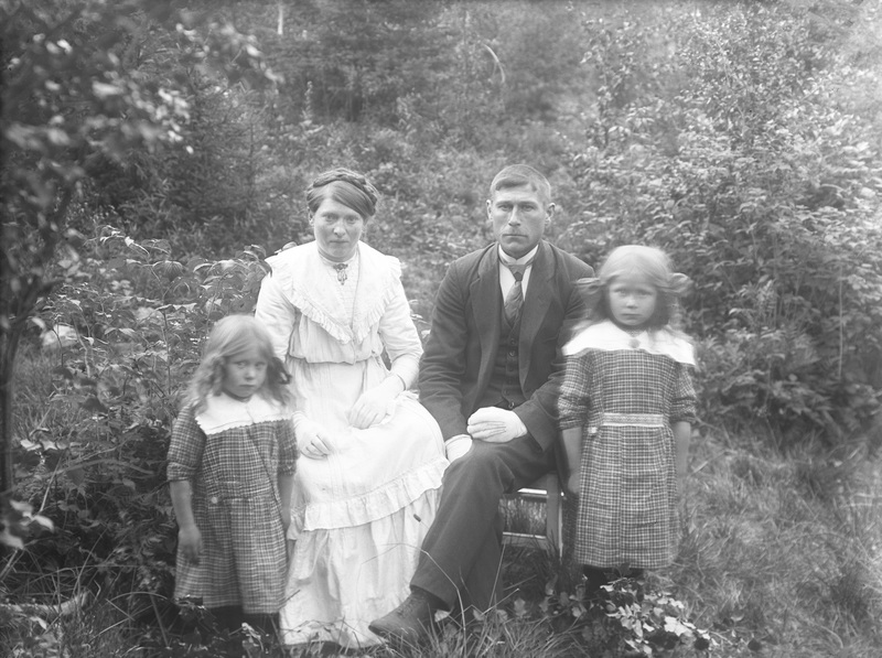 Emil Vännberg med fru Emma och flickorna Alice ...