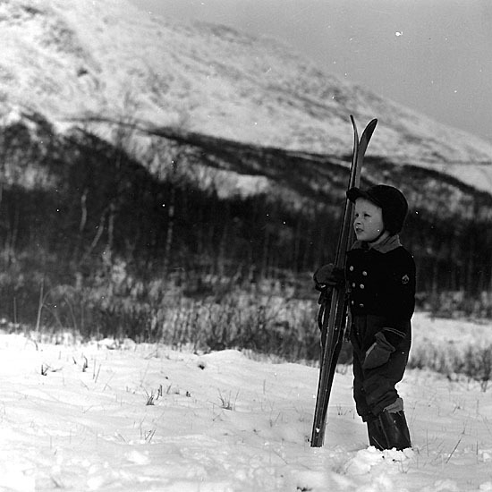 Pojke med skidor i Kittelfjäll.