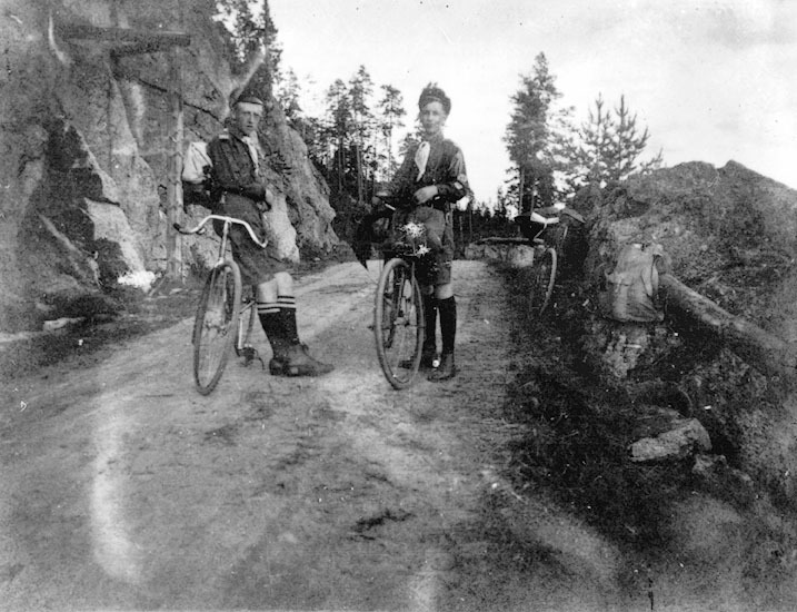 Sigge Bergman och Paul Nyman rastar på cykeltur...