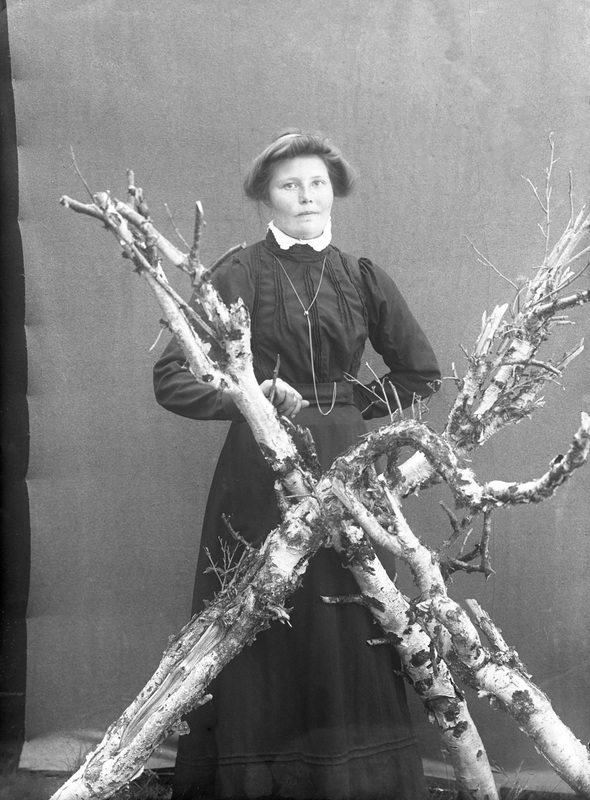 Jenny Eriksson, Slätvik född 4/7 1894 dotter ti...