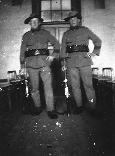 Regementena I 20. Två kulspruts soldater, 1916.