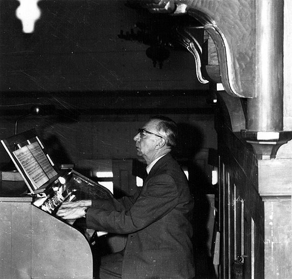 Kantor Verner Ahlberg vid orgeln i Vilhelmina k...