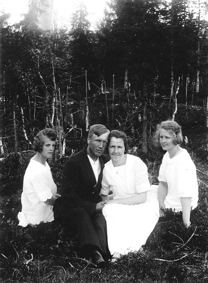 Från vänster: Syster, Hjalmar, Edit (född Hjuks...