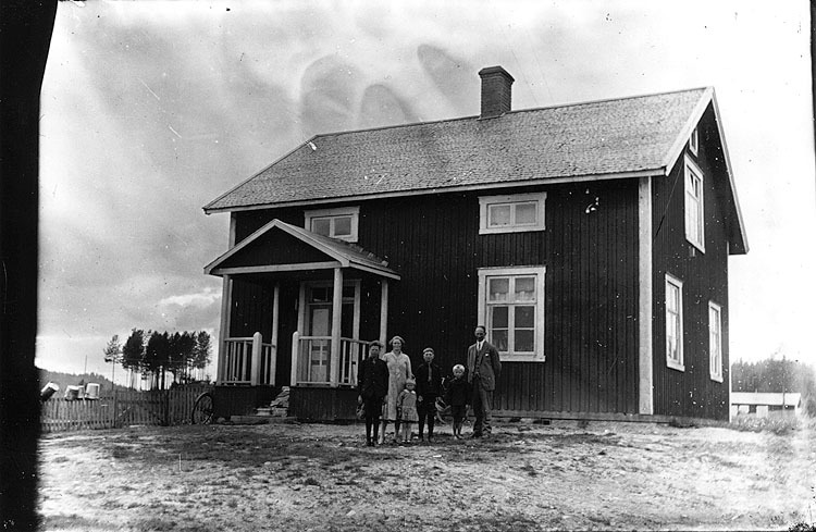 Bonden Rudolf Nenséns gård. Från vänster sonen ...