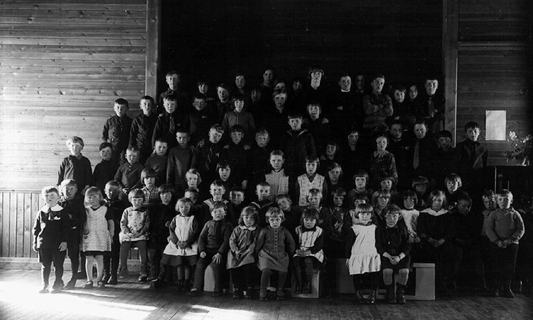 Från en skolfest i Renholmen omkring 1930.
