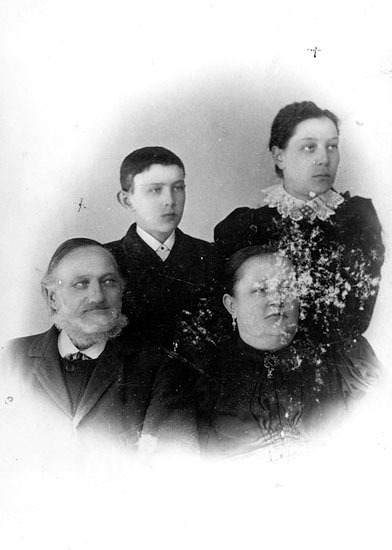 N A Rönnholm med fru Eva, dottern Gerda och son...