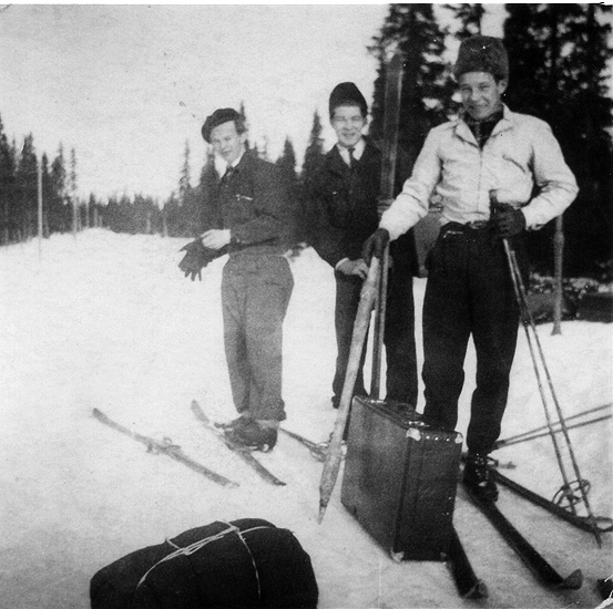 Tre karlar med skidor vid Lillberget vid Siksjö...