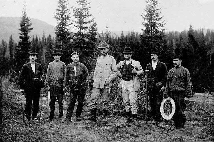 I Risbäck, omkring 1910. I mitten skogstjänstem...