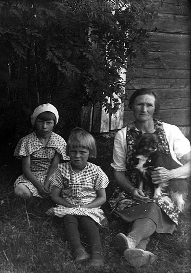 Anna Svensson fotograferad med sina döttrar Ing...