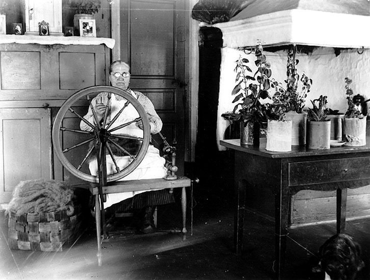 Eva Olofsson spinner ull i sitt hem i Gottland.