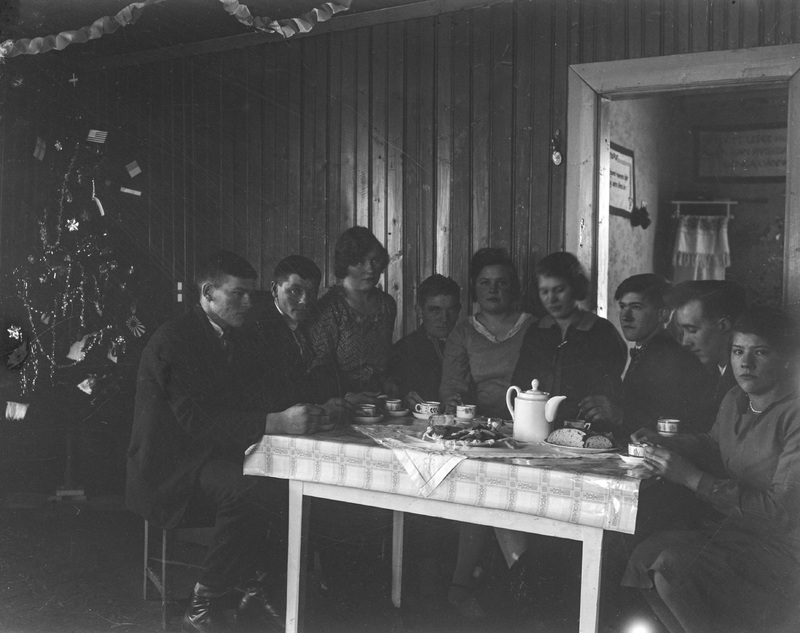 Julfirande i Gardsjönäs. Foto omkring 1929.