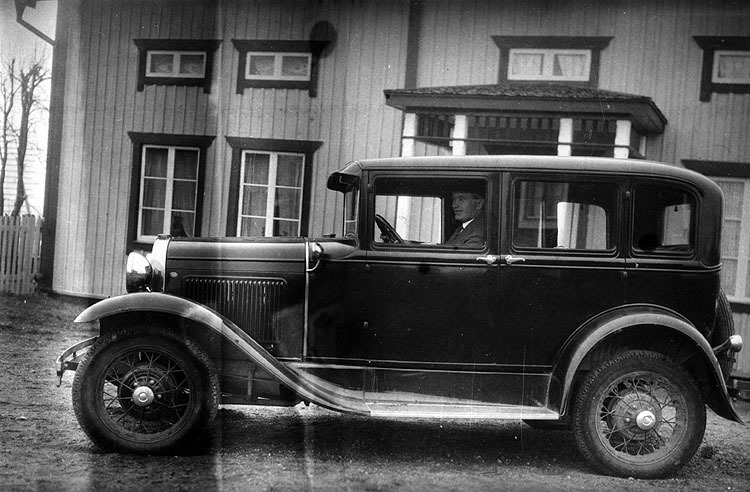 Brynolf Svensson, född 1903 i sin nya Ford Taxi...