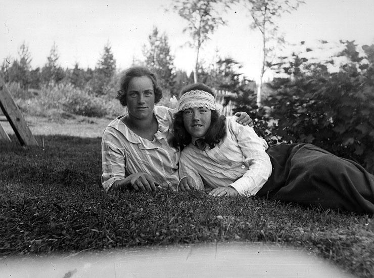 Märta och Nanna Karlsson, Rödningsheden, fotogr...