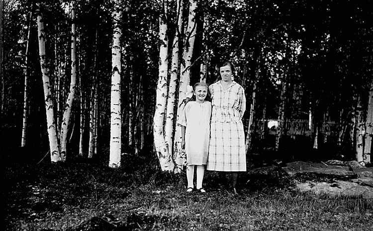 Hilda Högdal från Åbyn och hennes dotter. Hilda...