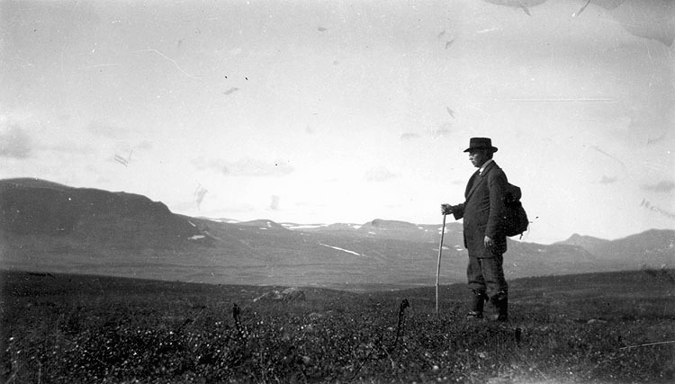 Missionären Gustav Lundgren på vandring.