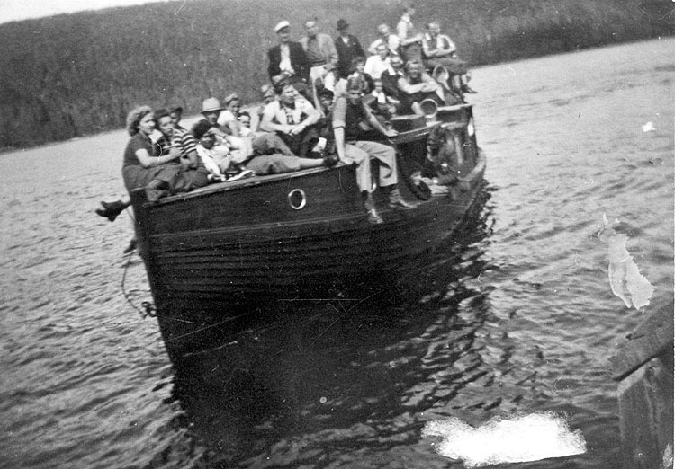 Båten Kultsjö i trafik med besökare till Fatmom...