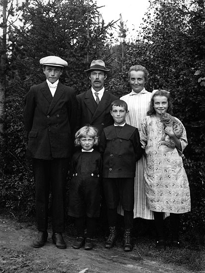 Hilda och Johan Bäckman, Bygdsiljum, med barnen...