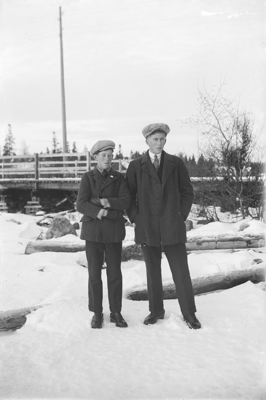 Två som poserar vid Stengrundsbron- Elof och Th...