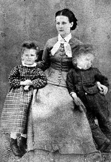 Fru Himmelstrand med barnen.
