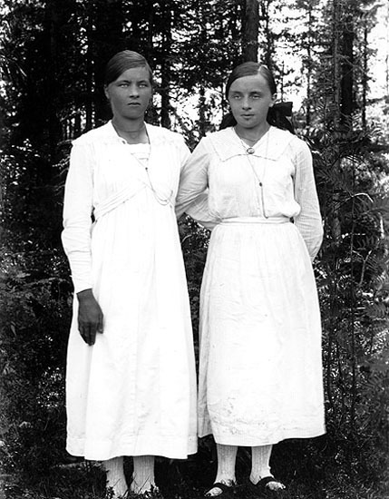 Till vänster: Selma Nygren, född 5/5 1900, död ...