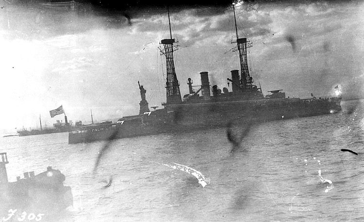 Krigsfartyg i New Yorks hamn i juni 1916.