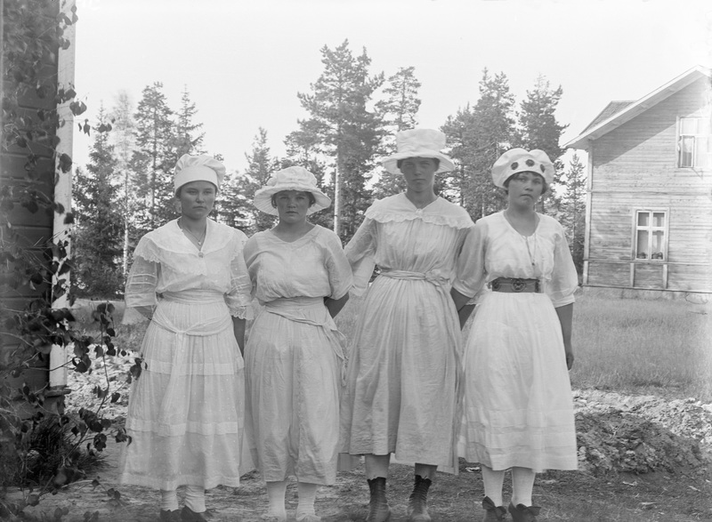 Från vänster: Hedda Linder, Sandsjön, Alma Sjöb...
