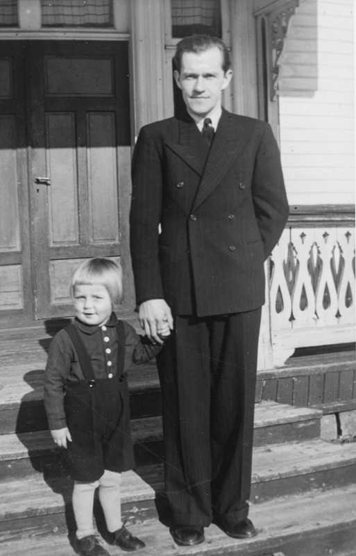 Walter Henriksson (f.1918) med adoptivsonen Ben...