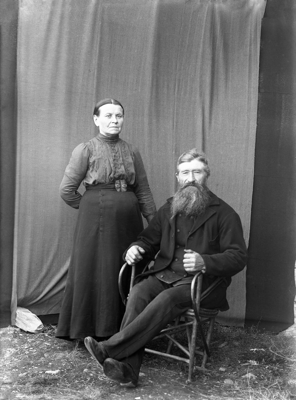 Från vänster: Anna född Fjellner 21/10 1853 och...