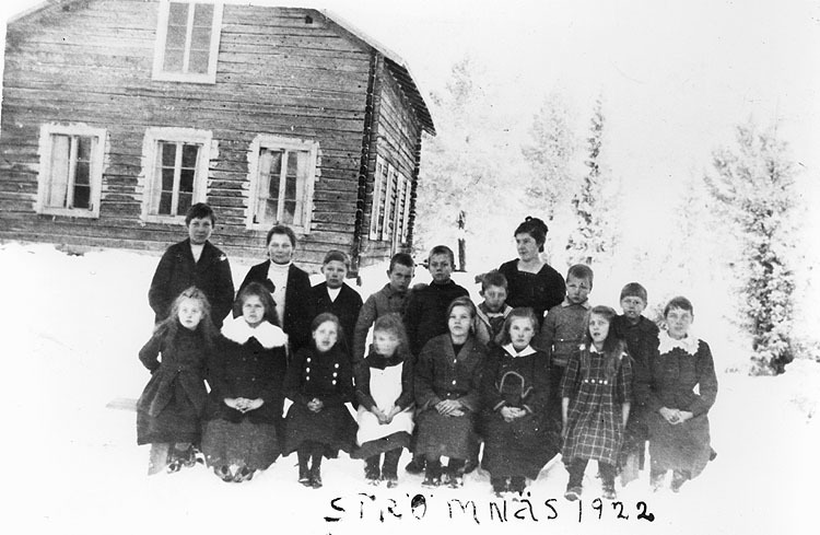 Skolkortet Rönnäs 1922. Lärarinnan Adina Nilsso...
