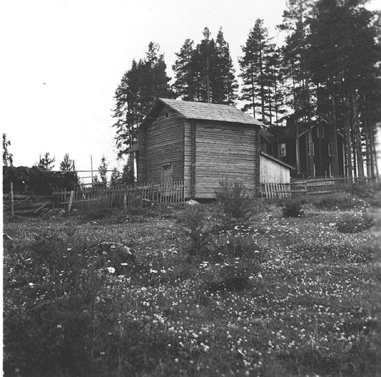 Västra Örträsk. Ingevald Königssons gård. Matbo...