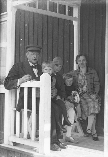 Anna Sandkvist med make och barn. Numera bosatt...