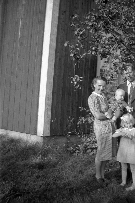 Evert och Magnhild Oscarsson med barnen Valter ...
