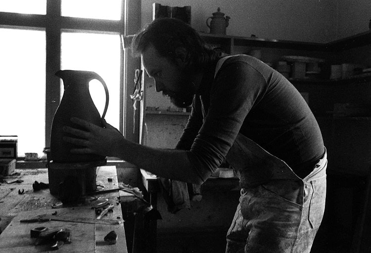 Keramikern K G Olsson arbetar i sin verkstad i ...