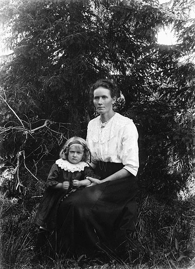 Eugenia Vikström, född Dahlberg och dottern Han...