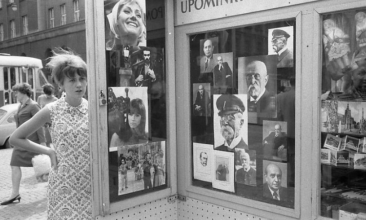Bilder av Masaryk (?) och popidoler i kioskföns...