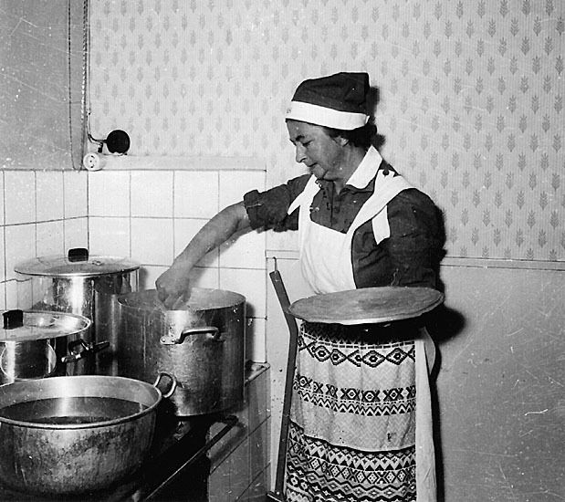 Oidentifierad. En kvinna som lagar mat.